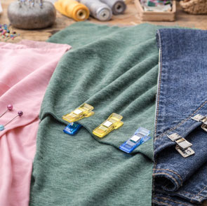 Какие аксессуары лучше использовать для скрепления деталей из разных видов тканей