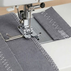 Строчки на швейной машинке, которые имитируют оверлок