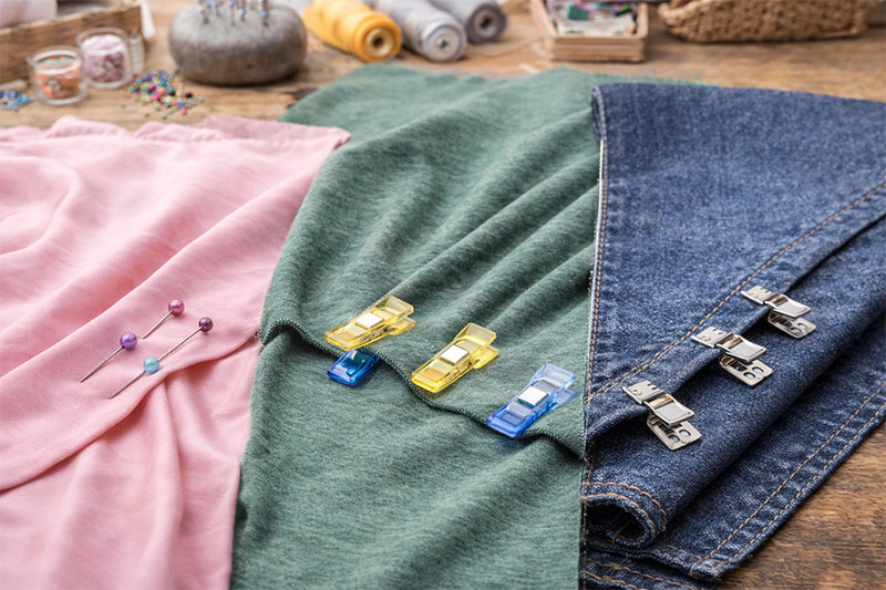 Какие аксессуары лучше использовать для скрепления деталей из разных видов тканей