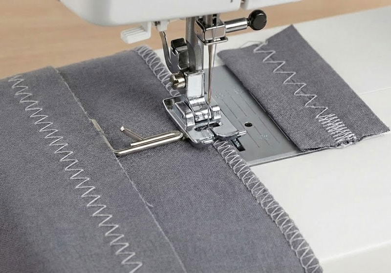 Строчки на швейной машинке, которые имитируют оверлок